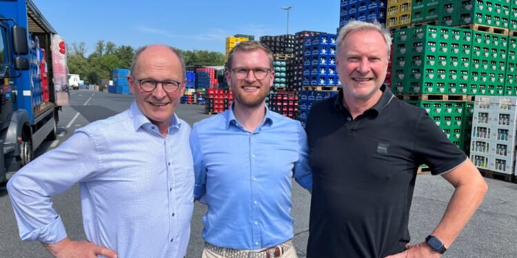 Michael, Cornelius und Peter Sagasser auf dem Gelände in Coburg