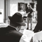 Regisseur Roman Betzenbichler checkt das von allen Beteiligten selbstaufgebaute Set für die erste Filmszene aus der Kameraperspektive.