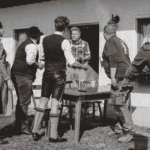Nachdem der Wirt statt "mit Alkohol fei" "alkoholfrei" verstanden hat, kochen die Emotionen schnell hoch. Das knapp 40-sekündige Video wird aus mehreren Perspektiven mit einer Kamera aufgenommen, sodass einige Szenen öfters gespielt werden müssen.