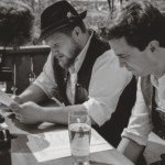 Johannes Hartwig und Bräu Gregor Schlederer spielen Biergartenbesucher. Jeder von ihnen hat einen eigenen Text, der innerhalb kürzester Zeit auswendig gelernt werden muss.