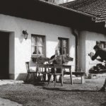 Roman Betzenbichler fängt eine neue Szene mit Brauerei-Schlosser Martin Ametsbichler ein, der laut Drehbuch aufgrund eines Missverständnisses ein alkoholfreies Helles serviert bekommen hat.