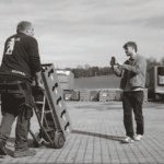 Auf dem Brauereihof filmt Julian Pörner noch einen kurzen Clip mit Schlosser Martin Ametsbichler.