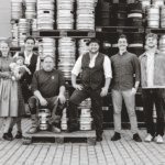 Elena und Bräu Gregor Schlederer mit Töchterchen Amalie, Brauerei-Schlosser Martin Ametsbichler, Braumeister Johannes Hartwig sowie die Social Media-Gurus Roman Betzenbichler und Julian Pörner